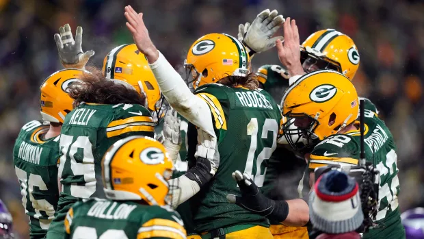 Packers rout Vikings to clinch NFC’s No. 1 seed